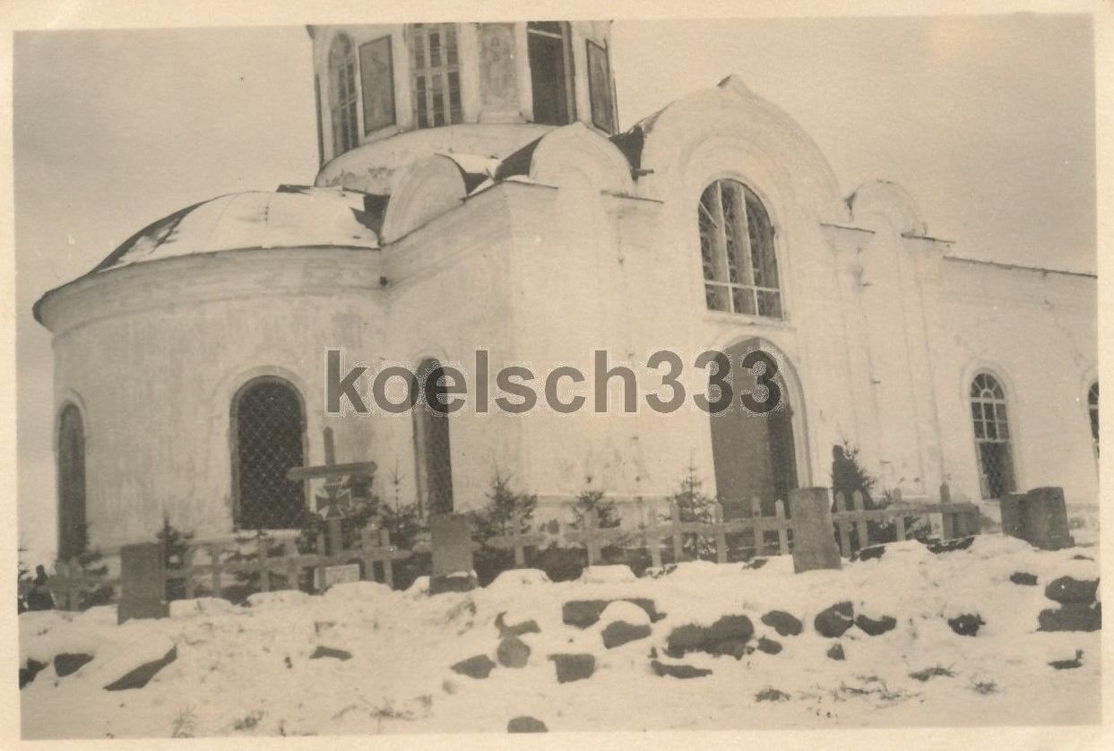 1805. Soldaten Gräber der Wehrmacht vor einer russischen Kirche an der Ostfront.JPG