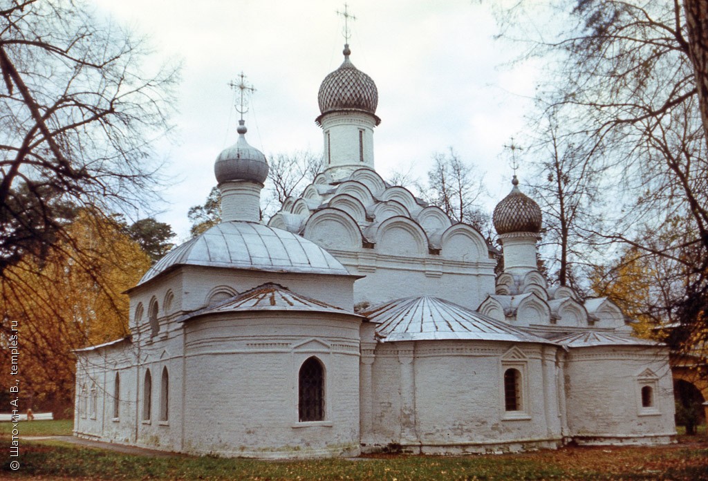 Храм Архангела Михаила в Архангельском зимой