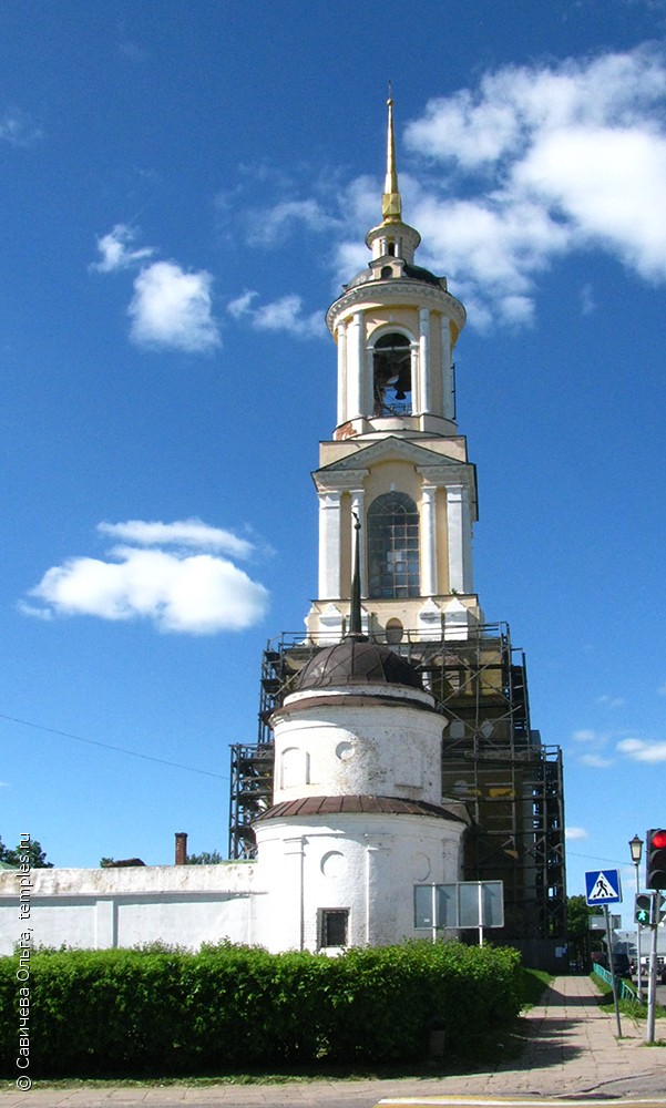 Колокольня Ризоположенского монастыря в Суздале Владимирской области. Перед ней юго-восточная башня, в которой до революции помещалась часовня. Фотография.