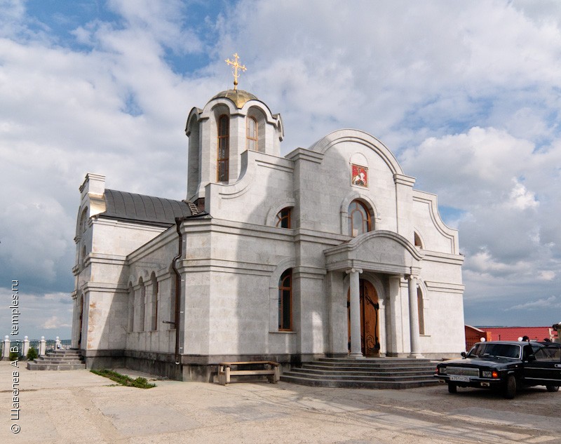 Храм Георгия Победоносца в поселке Караванном