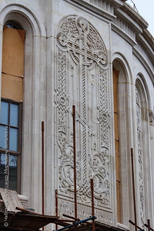 Декоративный крест, фрагмент архитектурного декора восточного фасада строящейся церкви Новомучеников и Исповедников Российских Сретенского монастыря в Москве. Фотография.