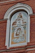Образ Казанской Богоматери на южной стороне колокольни Крестовоздвиженской церкви в Сокольниково, в Домодедово Московской области.