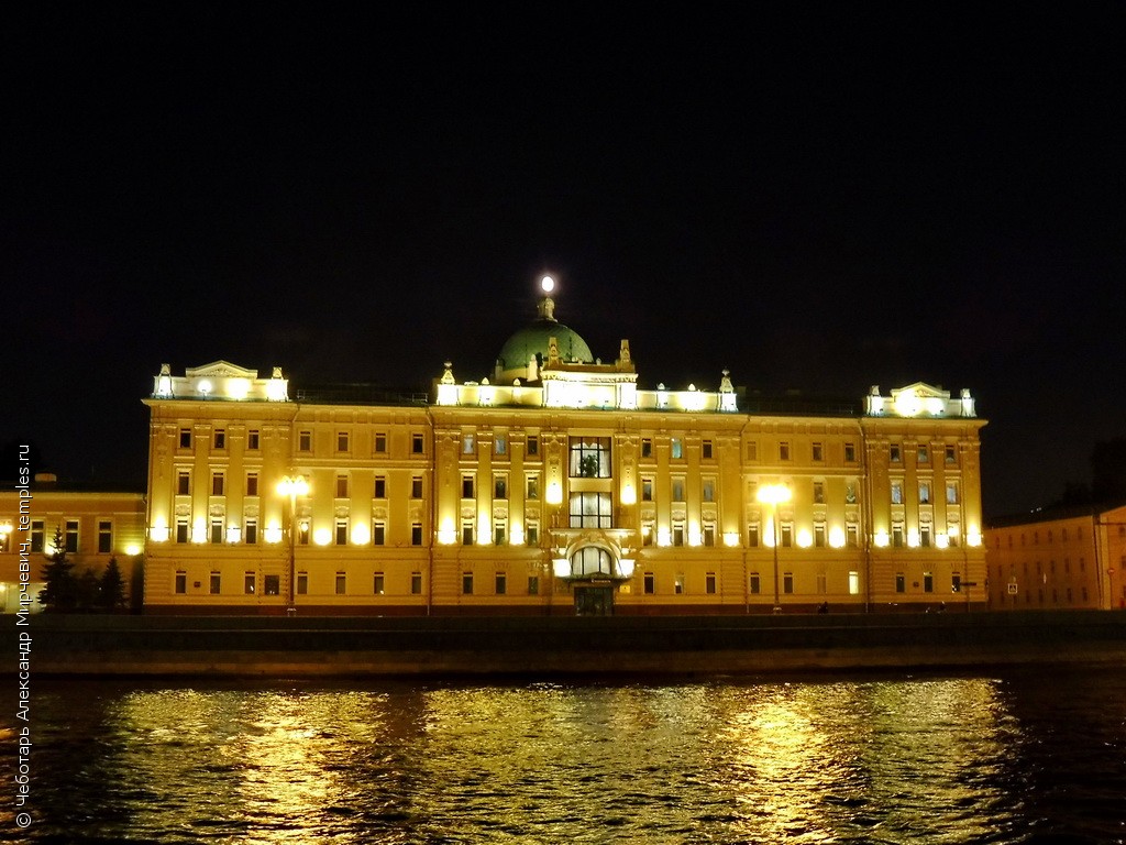 Москва Бесплатные квартиры братьев Бахрушиных Церковь Николая Чудотворца  Ночная подсветка Фотография