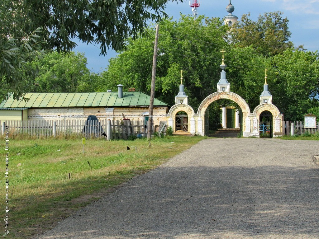 Московская область Городской округ Луховицы Белоомут Церковь Трех  Святителей Великих Ограда Ворота Дом Фотография