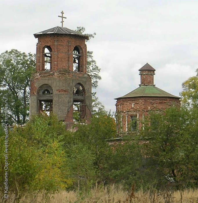 Знаменская церковь в Холмах Истринского района Московской области. Фотография.