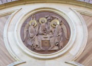 Троица, фрагмент северного портала колокольни Троицкого мужского монастыря в Алатыре Чувашской республики.
