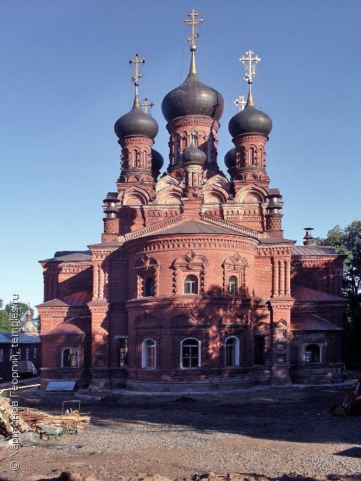 Храм с черными куполами в Москве