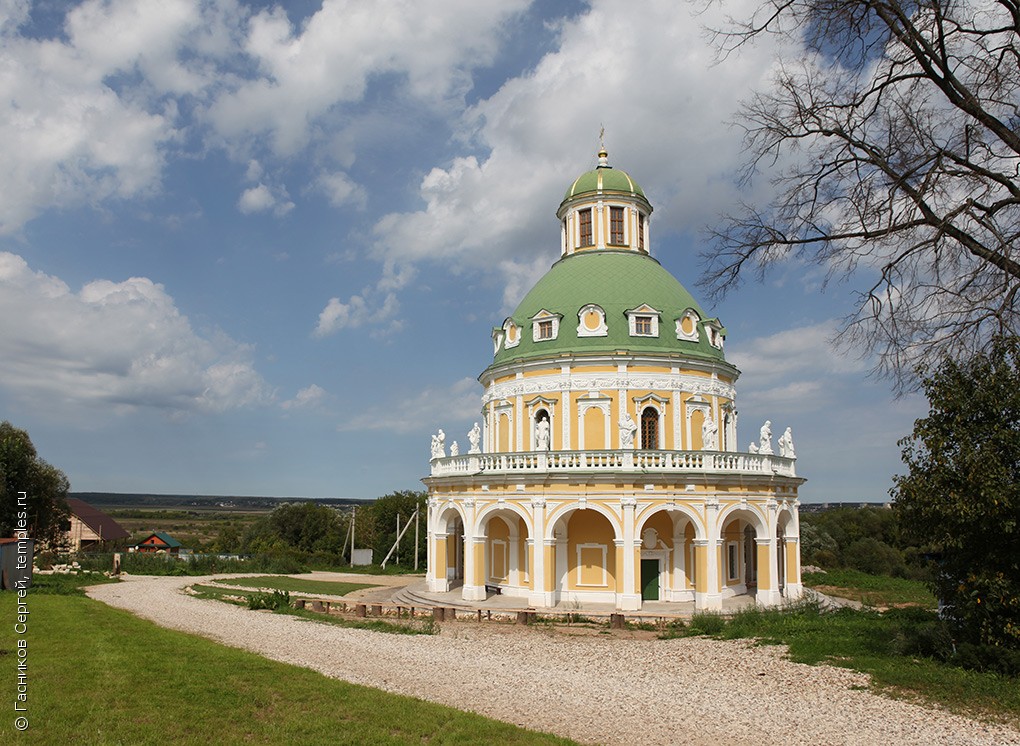 Храм в Подмоклово вертикальное фото