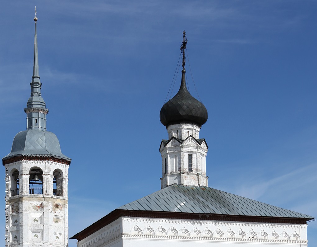 Завершения Воскресенской церкви в Суздале Владимирской области. Фотография.