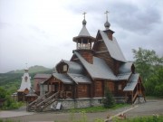 Церковь преп. Макария Алтайского в Горно-Алтайске. На заднем плане здание трапезной.