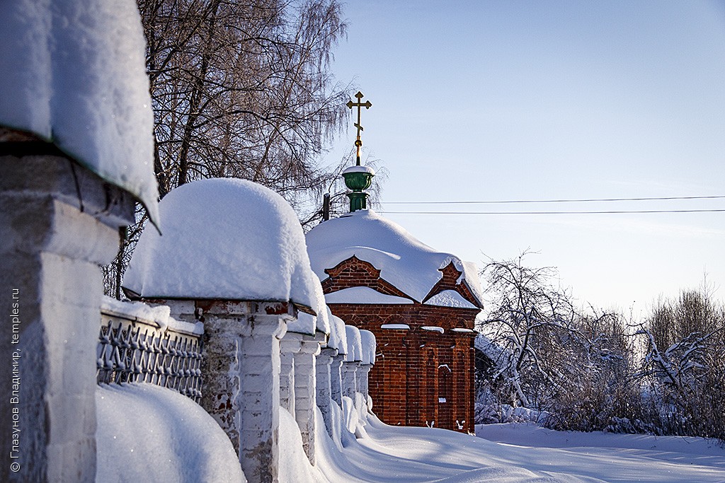 Ограда церкви с часовней