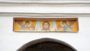 Роспись на южном фасаде надвратной колокольни церкви Константина и Елены с Запсковья в Пскове.