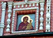 Образ Богородицы на северном фасаде церкви Троицы Живоначальной в Останкино, в Москве.