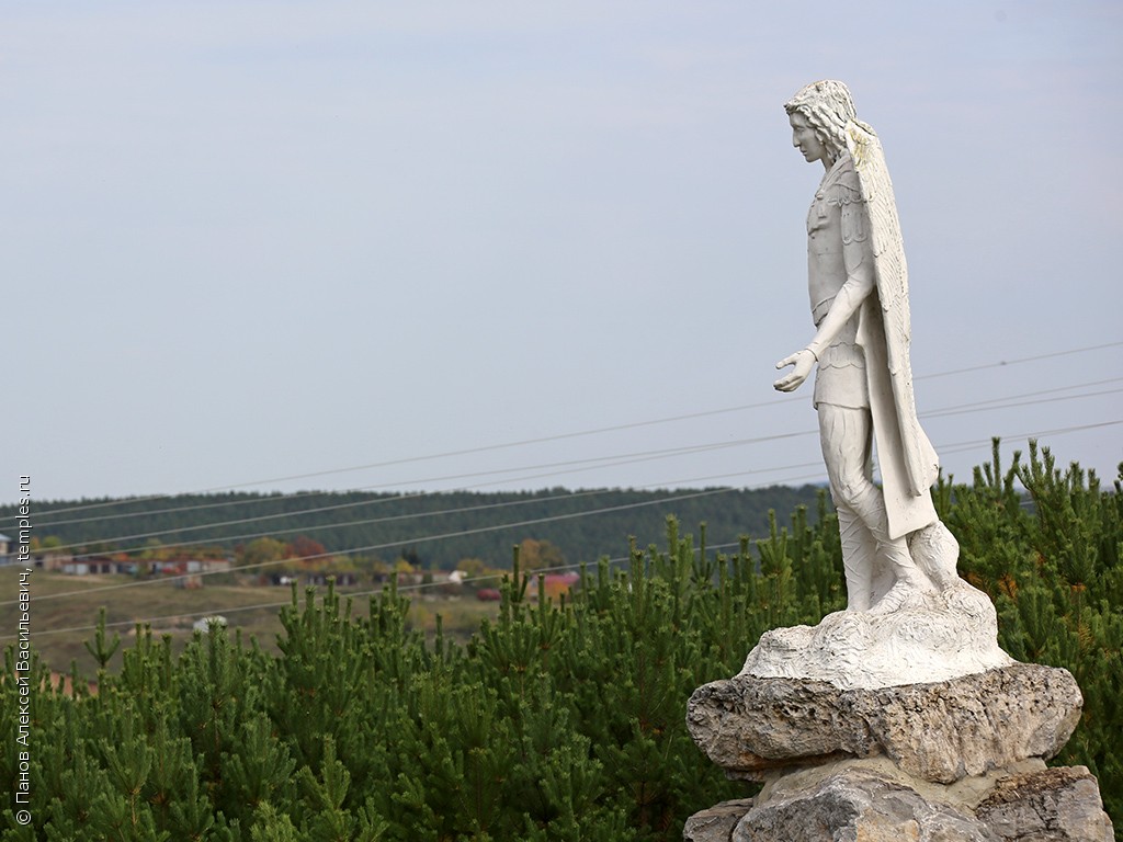 Свердловская область Нижнесергинский район Михайловск Церковь Михаила  Архангела Скульптура Фотография