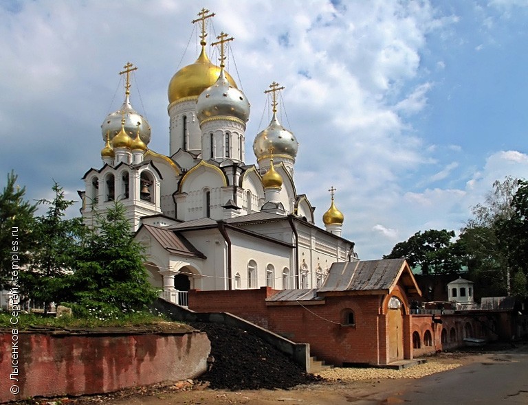 Зачатьевский монастырь осенью