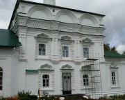 Декор южного фасада Спасо-Преображенской церкви Вятского Преображенского монастыря в Кирове.
