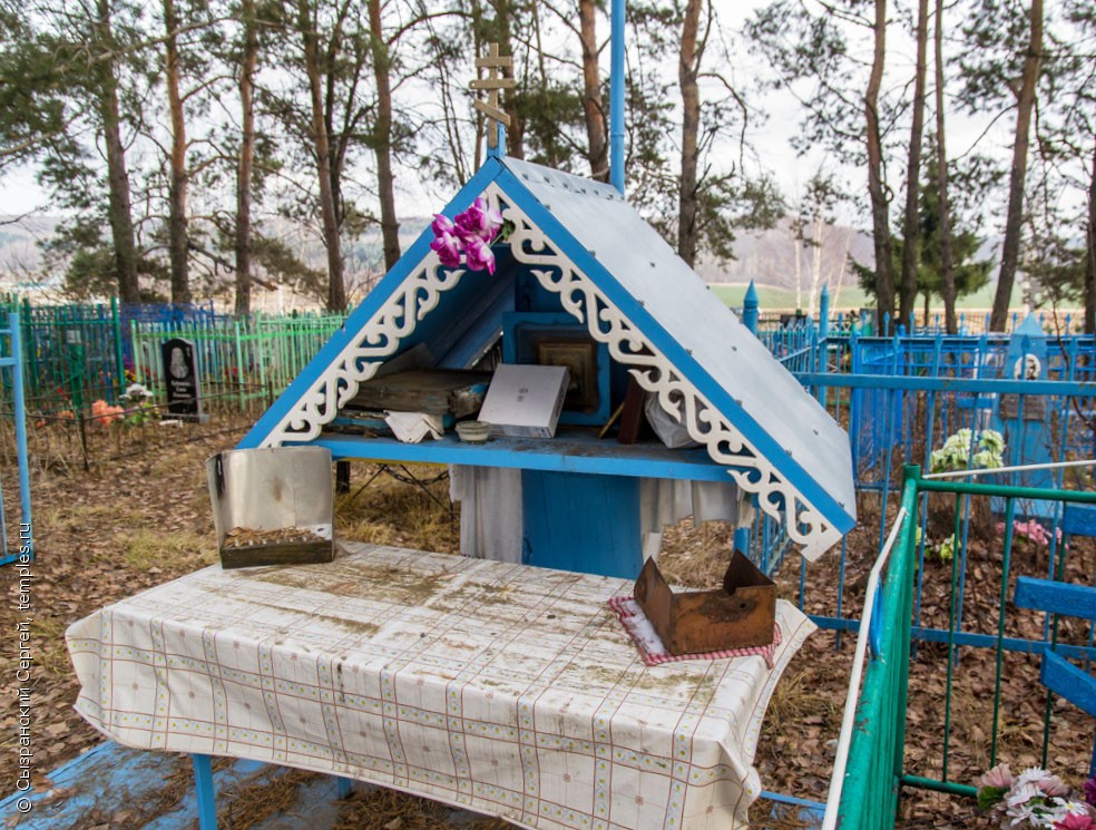 Часовенный столб на кладбище в Поповке Заинского района Республики Татарстан. Фотография.