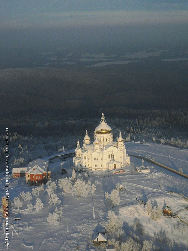 Церковь на горе зима