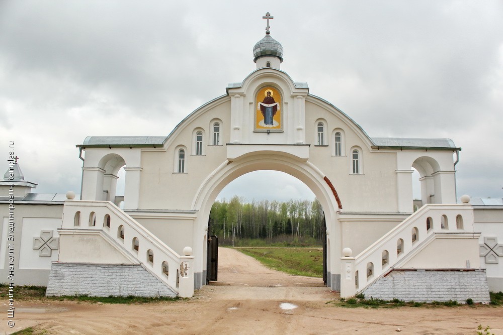 Ограда церкви с часовней