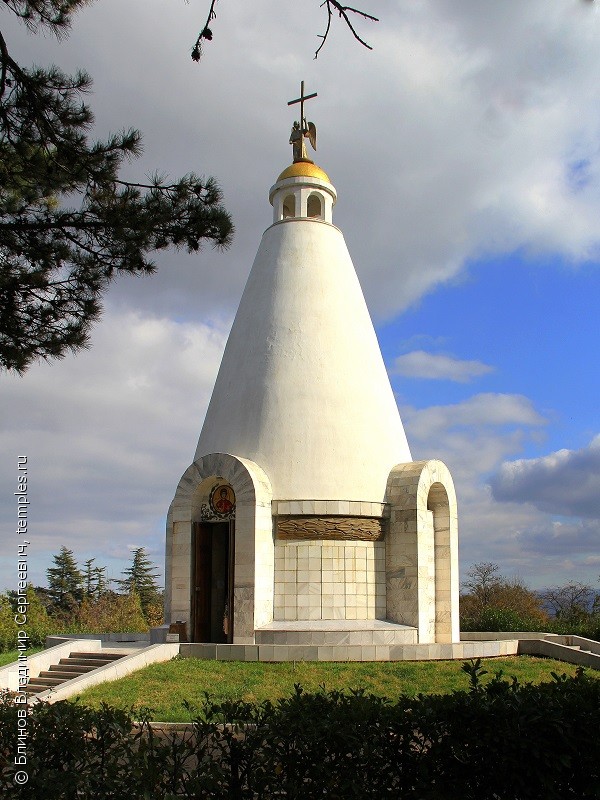 Монумент славы часовни Георгия Победоносца осень