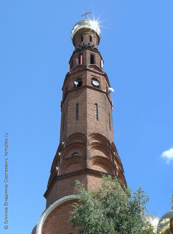 Завершение колокольни церкви Воскресения Христова (Красная) в Тёзино, в Вичуге Ивановской области. Фотография.