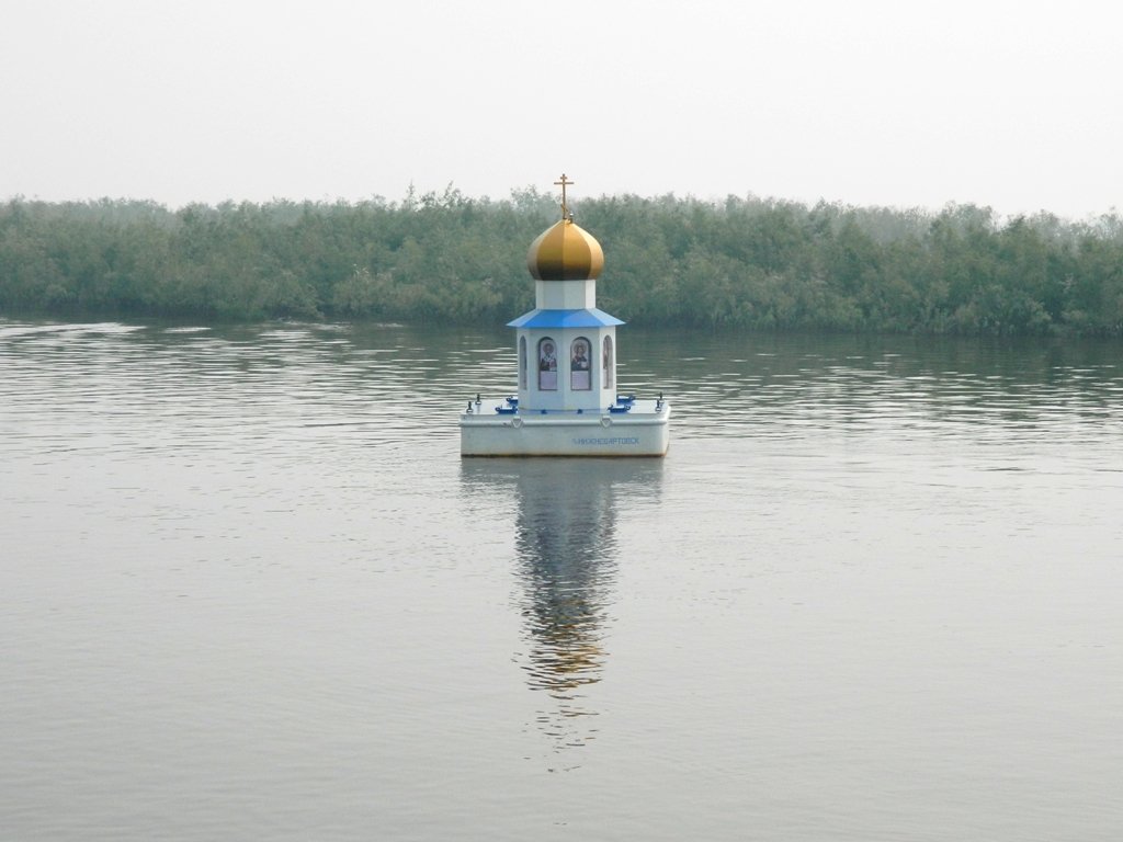 Тюменская область Ханты-Мансийский автономный округ Ханты-Мансийский район  Слияние рек Иртыша и Оби Часовня Николая Чудотворца Маяк Фотография