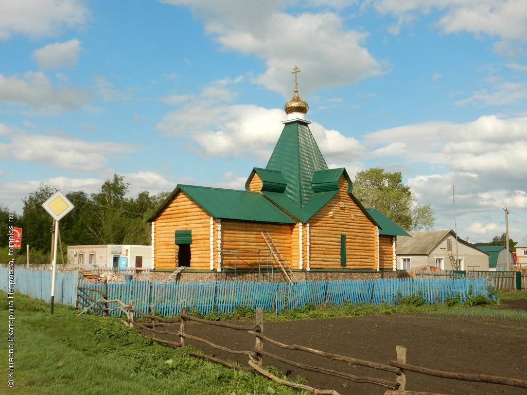 Самарская область Челно-Вершинский район Новое Аделяково Церковь Троицы  Живоначальной Фотография