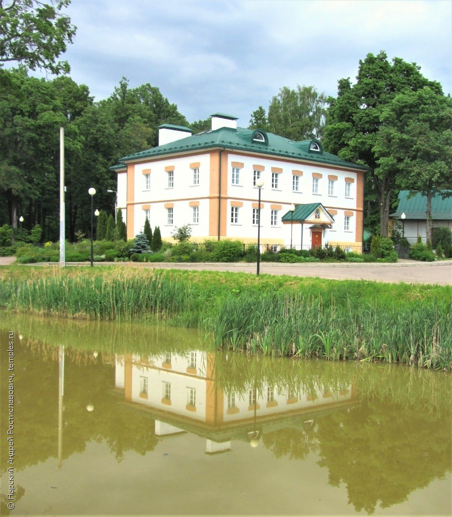 Московская область Клин Церковь Успения Пресвятой Богородицы Школа  Фотография