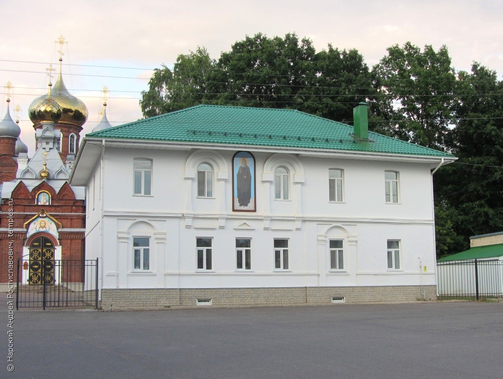 Тверская область Бежецк Церковь Спаса Нерукотворного Образа Дом причта  Фотография