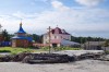 Место, где стояла сгоревшая Одигитриевская церковь в Зоркальцево Томского района Томской области. Слева - сохранившаяся при пожаре часовня.
