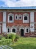 Фрагмент южного фасада северо-восточного келейного корпуса Спасо-Преображенского мужского монастыря в Ярославле.